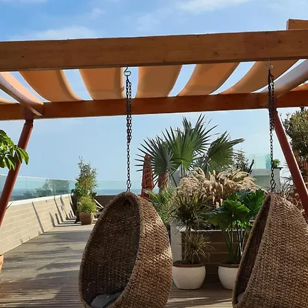 Three House فندق